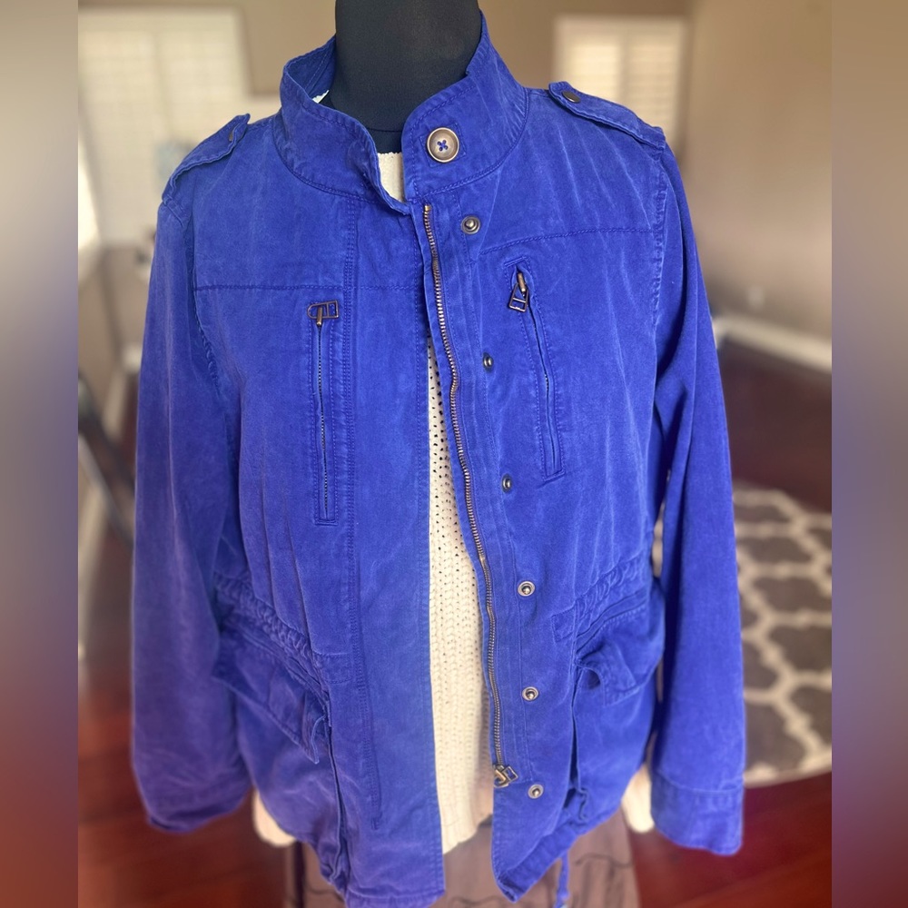 Women’s Cargo blue jacket very bright blue color nice for hiking, biking, school
